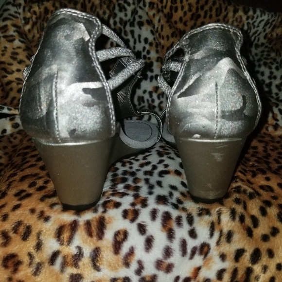 NWT  Silver wedge heal with box - Picture 2 of 4